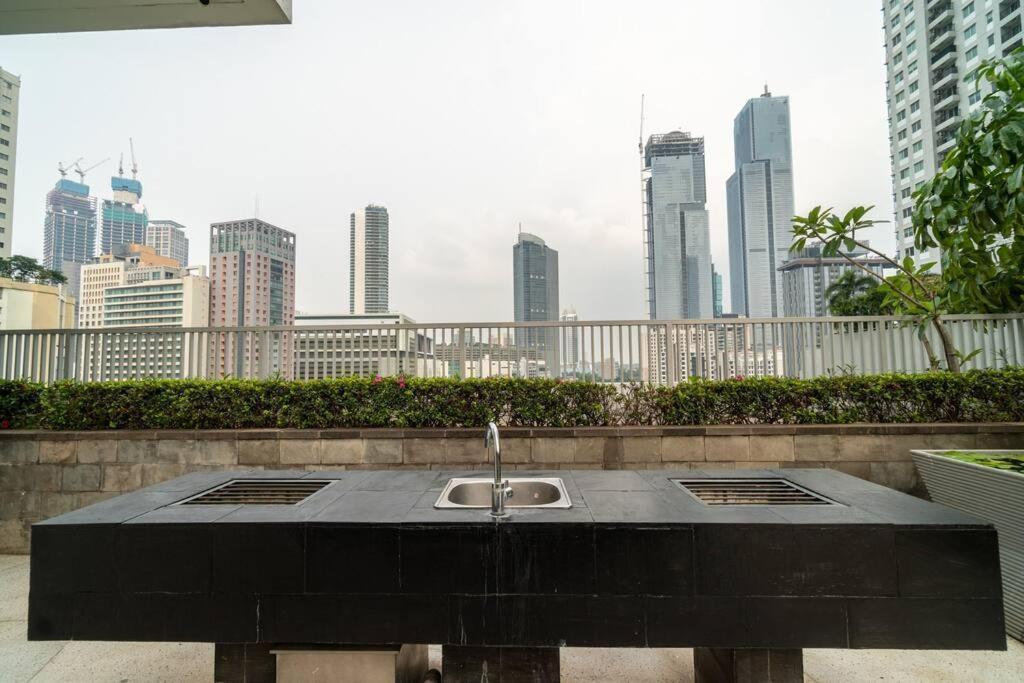 Modern & Comfy Studio In Central Jakarta, Scbd Esterno foto